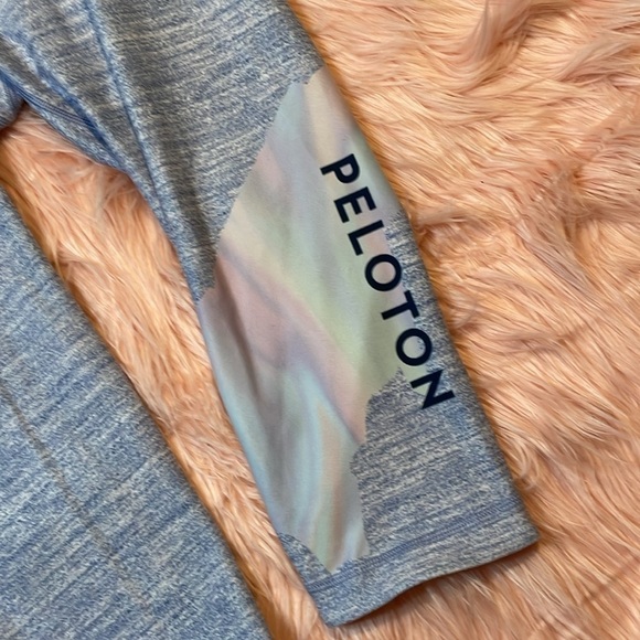 Peloton Woman’s Blue Cropped Leggings Size‎ Large - Picture 2 of 6